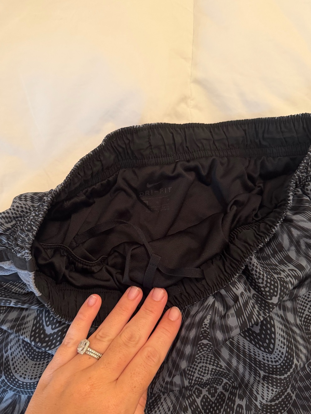 Women’s Nike Shorts and Sweatshirt Bundle Size Medium - Picture 7 of 12